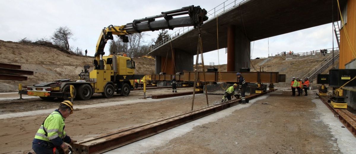 Kran og stålbro ved skidding af jernbanebro ved Slagelse Bypass