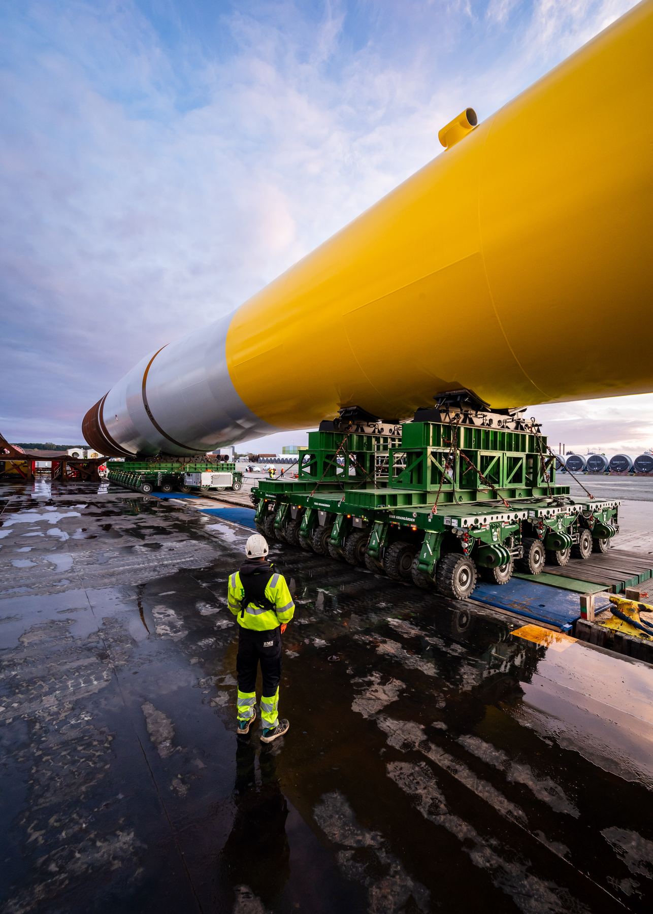 Transport af 40 XXL monopæle på specialtransport