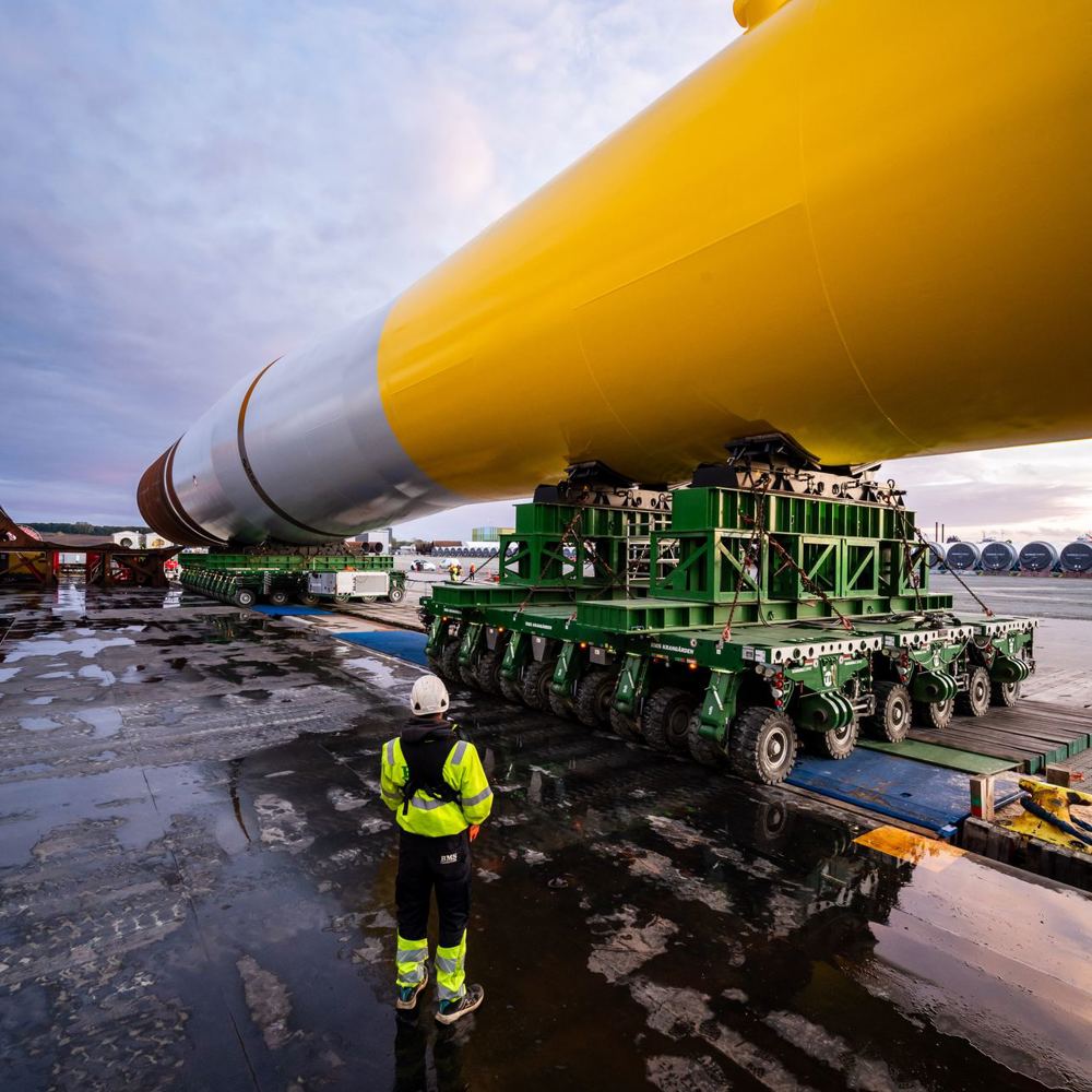Transport af 40 XXL monopæle på specialtransport