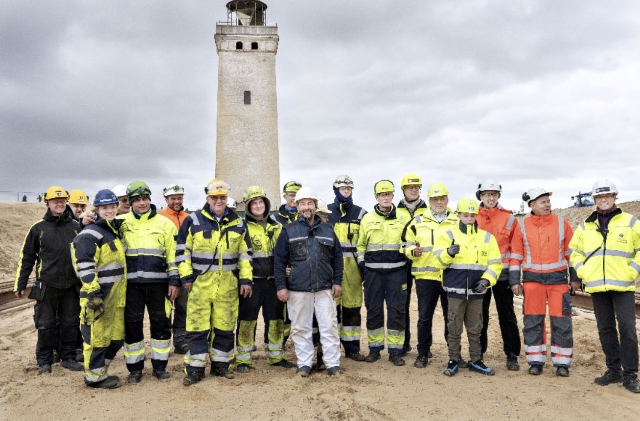 Medarbejdere og samarbejdspartnere fejrer flytningen af det 120 år gamle fyrtårn ved stranden