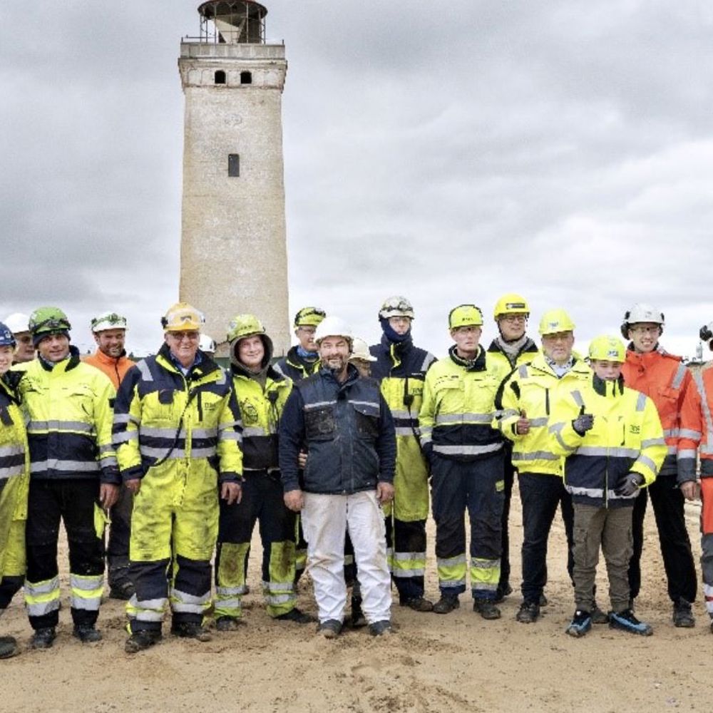 Medarbejdere og samarbejdspartnere fejrer flytningen af det 120 år gamle fyrtårn ved stranden