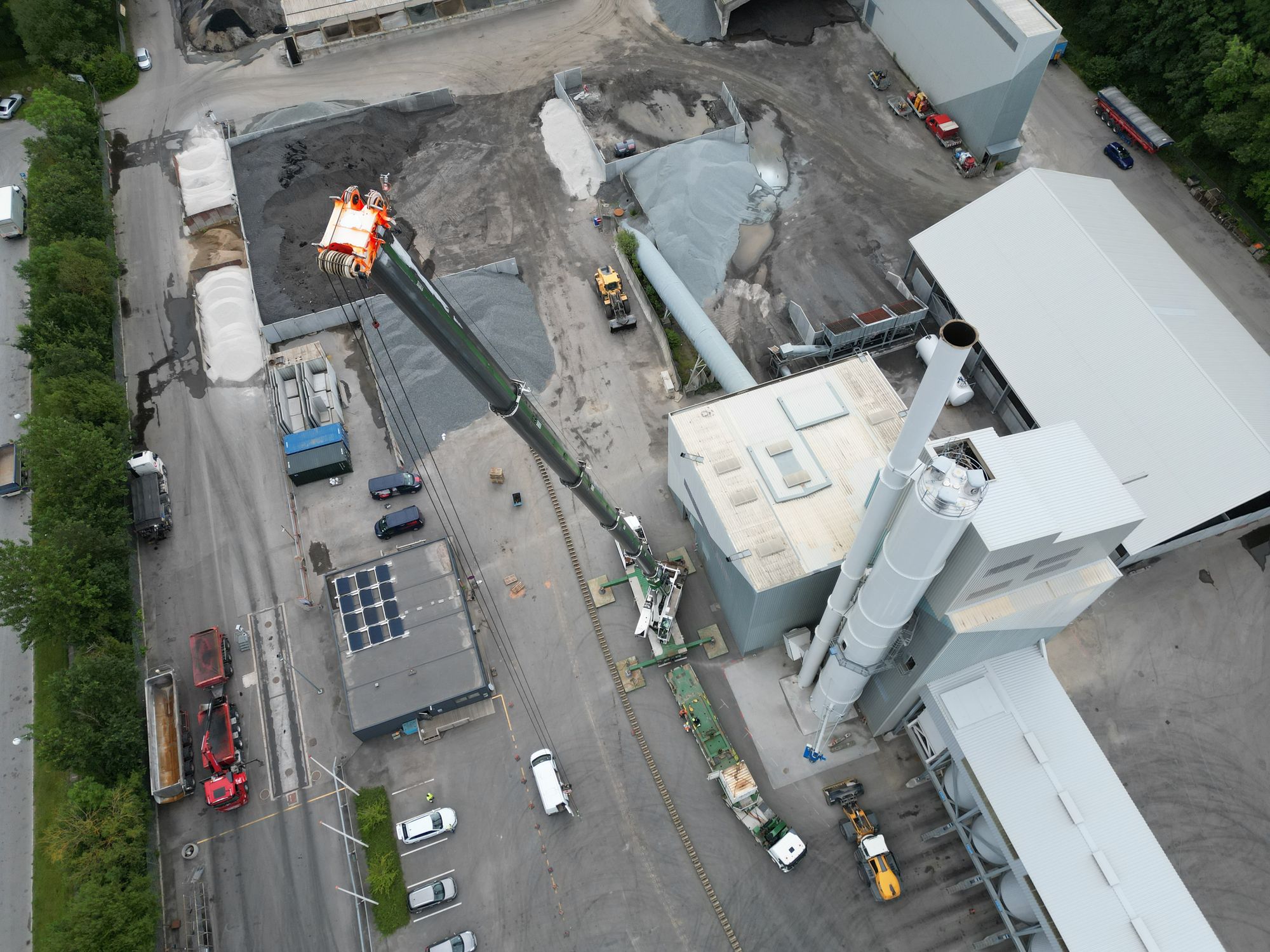 Luftfoto af mobilkran ved industrianlæg