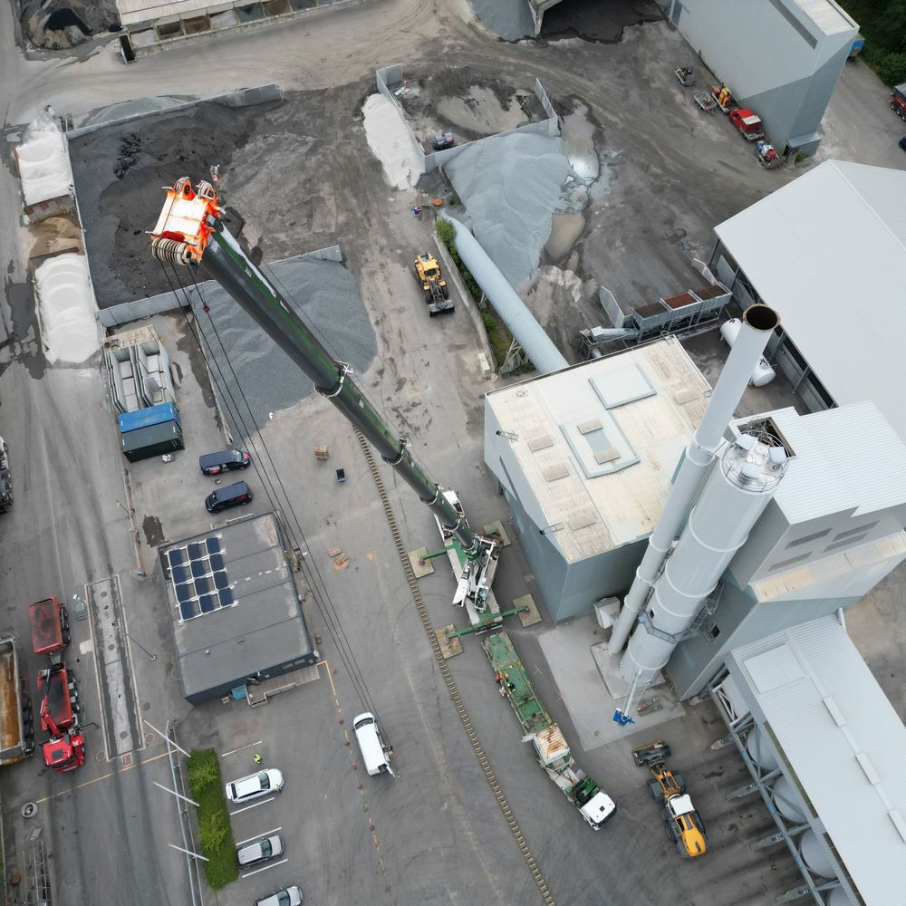 Luftfoto af mobilkran ved industrianlæg