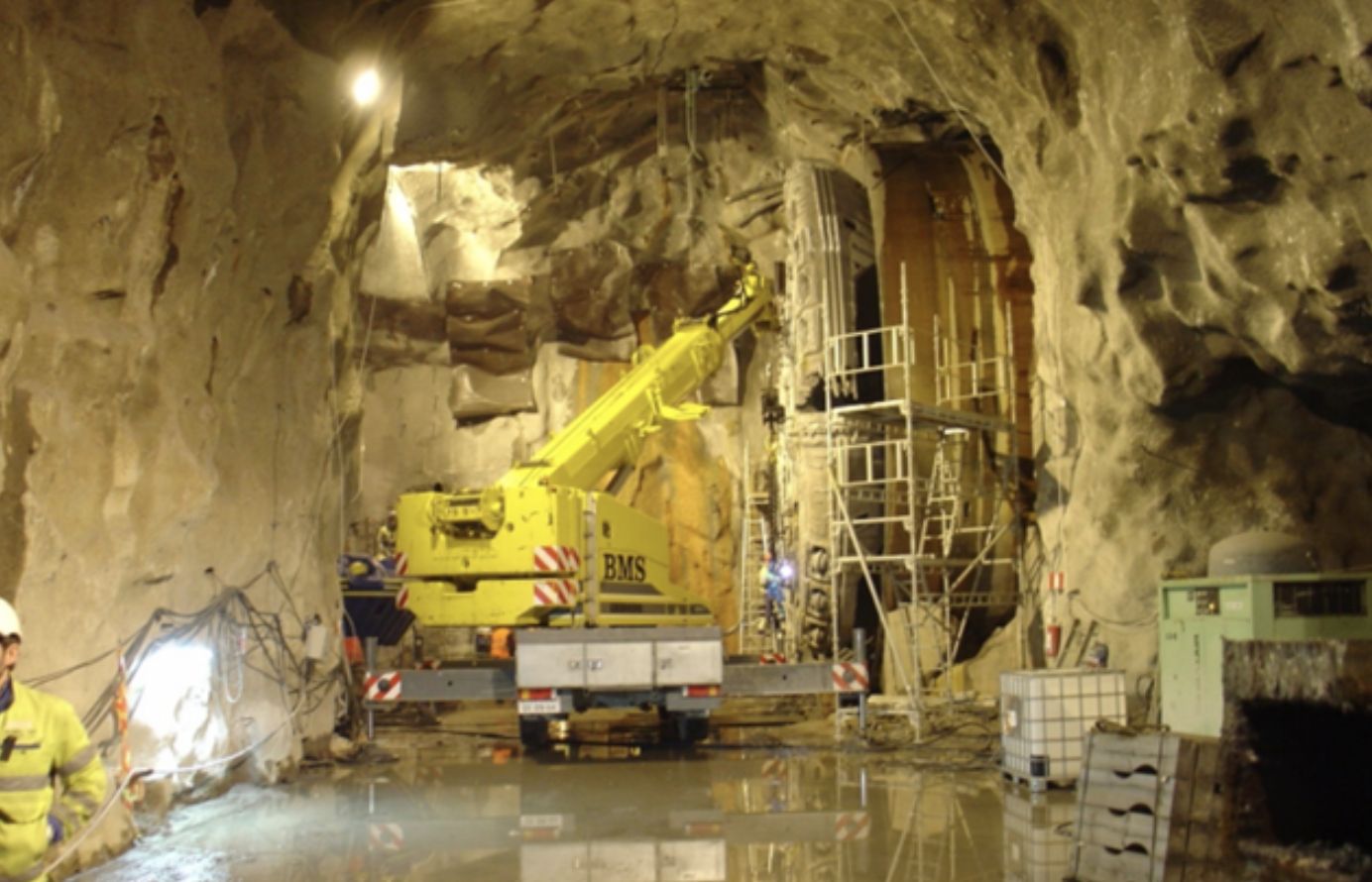 Mobilkran arbejder i tunnel under udskiftning af borskærehoved på boremaskine