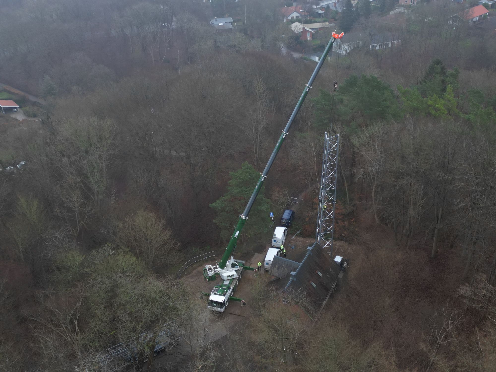 Luftfoto af mobilkran og telemast i skovområde