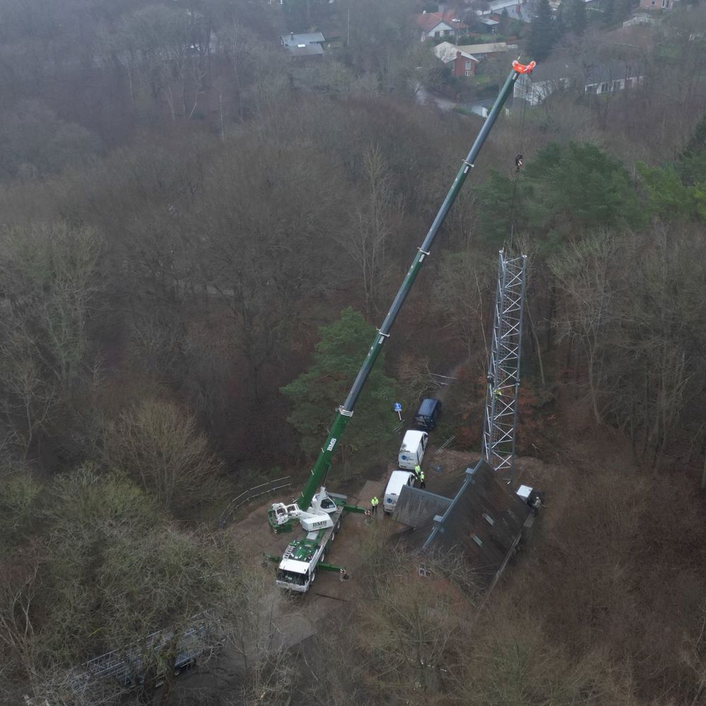 Luftfoto af mobilkran og telemast i skovområde