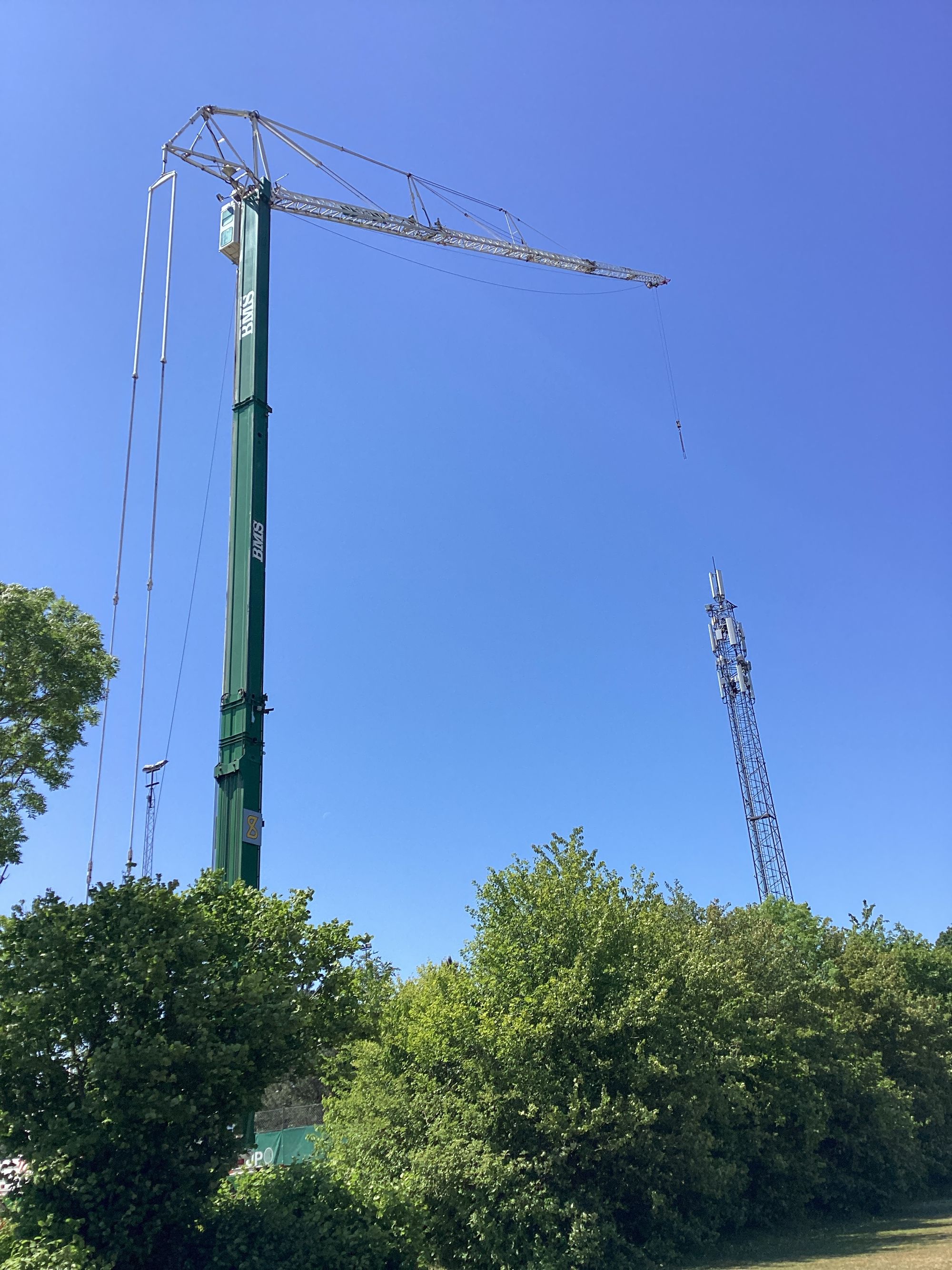 Mobilkran ved telemast under opgradering til 5G-antenne